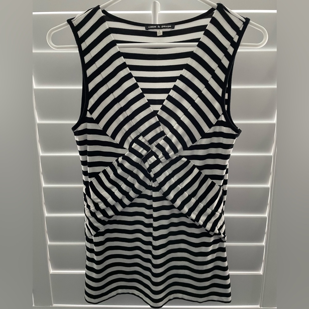 Cable & Gauge Black and White Stripe V-neck sleeveless top, Size Small. EUC